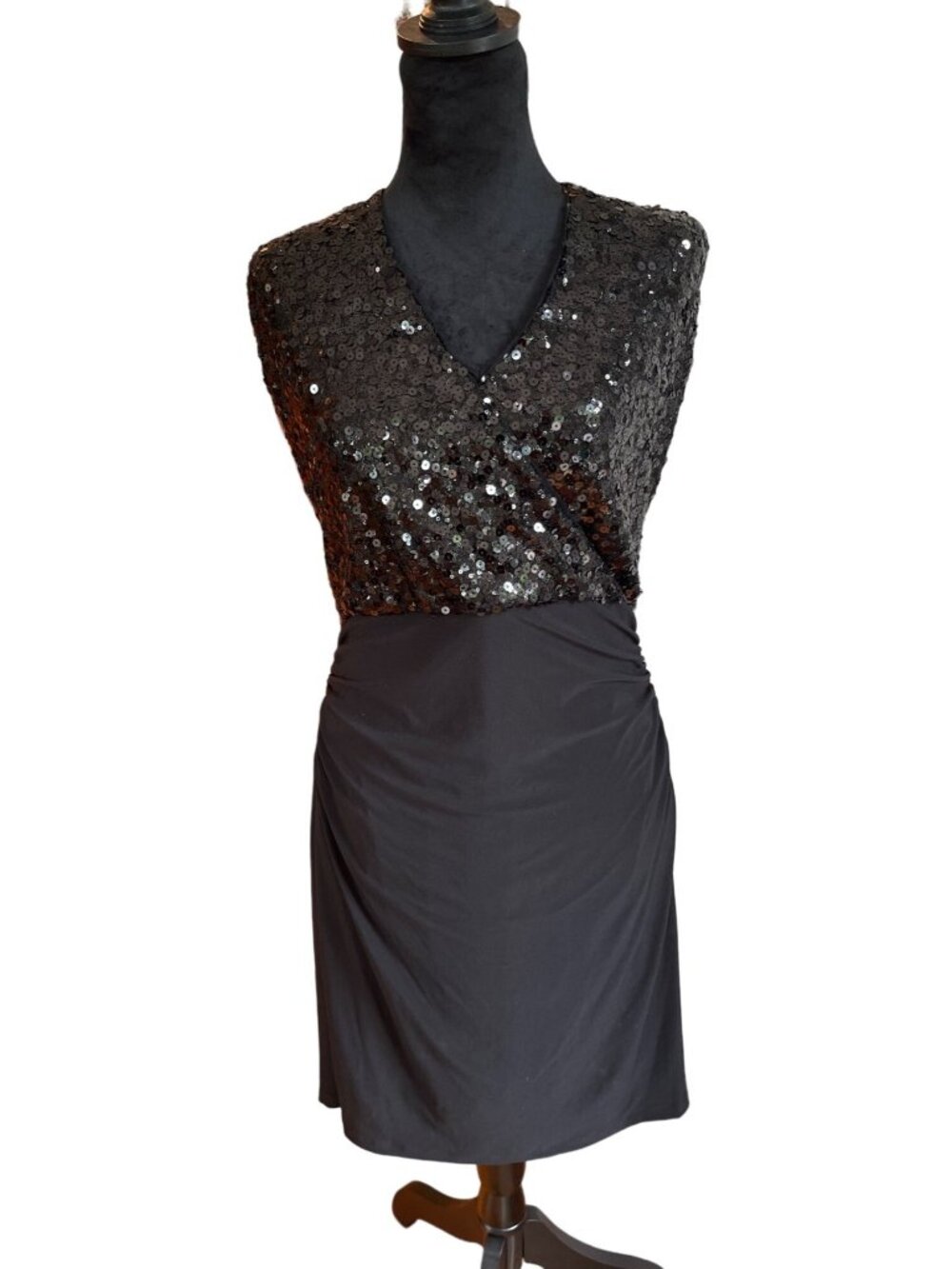 Lauren Ralph Lauren Size 6 Black V-Neck Cocktail Dress Sleeveless Sequin Bodice